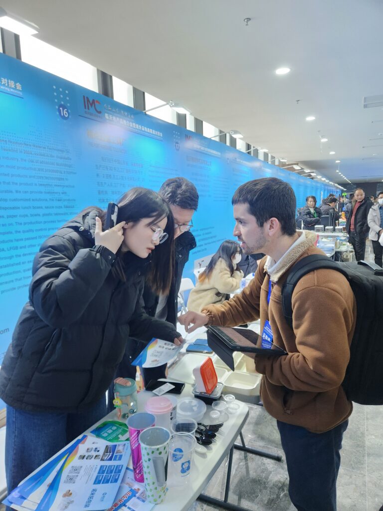 "Encuentro en el Linyi International Procurement Matchmaking Event: Habaki dialoga con clientes y proveedores chinos."