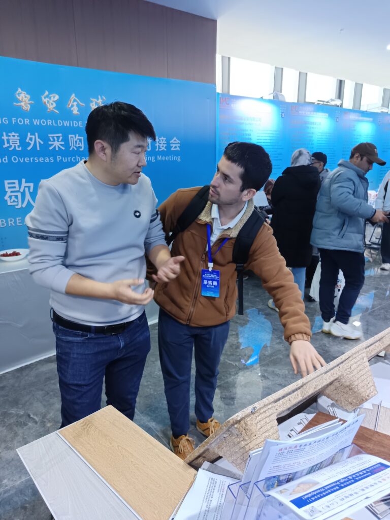 "Imagen de Habaki en Linyi, compartiendo ideas de negocio con clientes interesados en innovadores productos de Shandong."